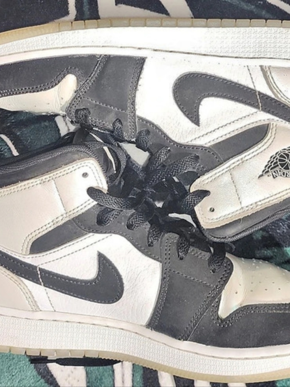 Jordan Air Jordan 1 Mid Sneakers White & Black US 6.5Y